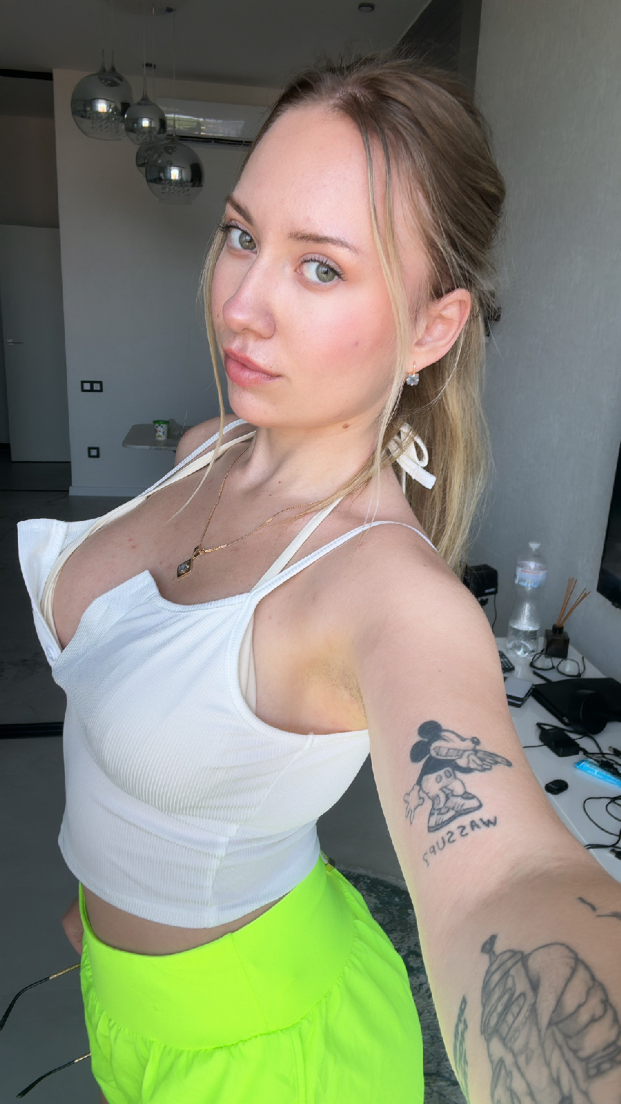 KateV in her underwear in Chengdu