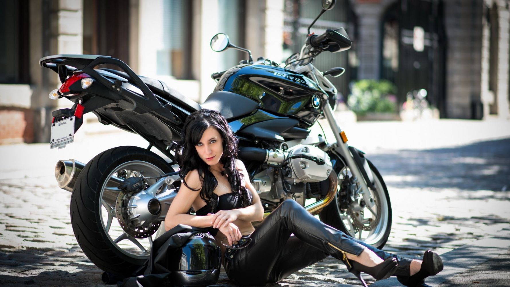 Fresh photos, fresh mood — European women on bikes online in Chengdu