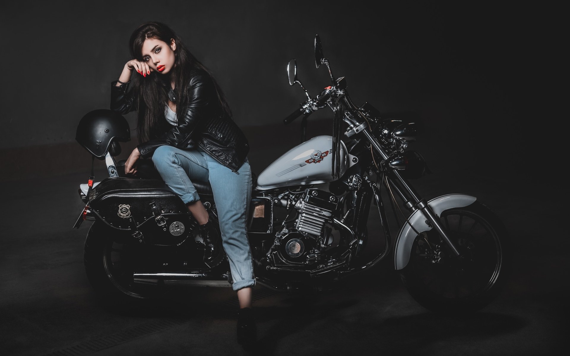 Biker girls: style and drive brings the glow — live moments in Chengdu