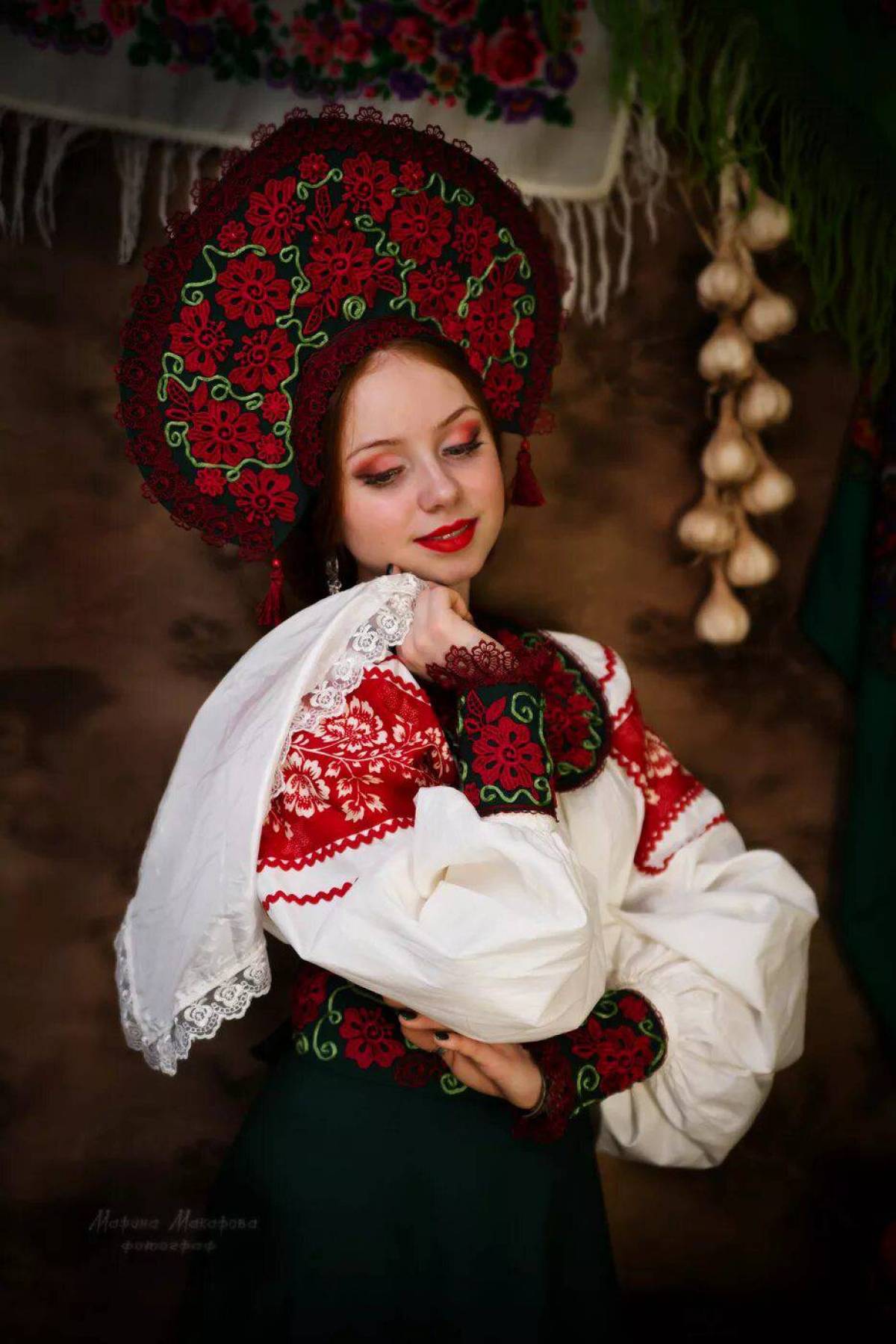 Take a pause and enjoy Women in Slavic costumes — streaming from Chengdu